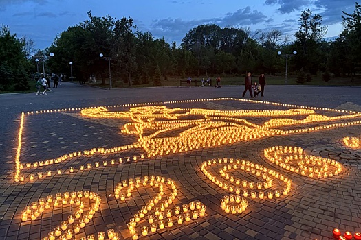 В Луганске из 3500 свечей выложили контур мемориала "Комбат"