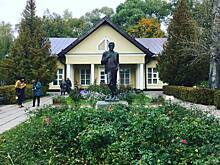 Получатели социальных услуг прошлись по чеховским местам