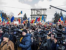 В Молдавии около 2 тысяч человек пикетируют здание правительства