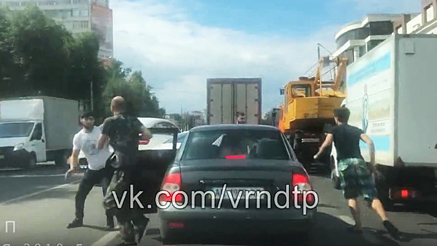 На видео попало, как в Воронеже приезжие водители устроили драку посреди дороги