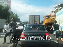 На видео попало, как в Воронеже приезжие водители устроили драку посреди дороги