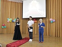 Вице-спикер Госсобрания Башкирии Эльвира Аиткулова поздравила выпускников с окончанием школы