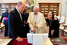 Княгиня Монако Шарлен нарушила традицию во время встречи с Папой Римским