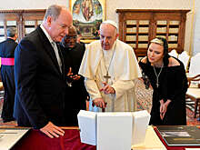 Княгиня Монако Шарлен нарушила традицию во время встречи с Папой Римским