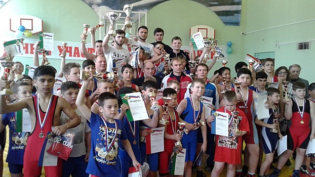 Юные борцы из района Люблино победили в открытом турнире