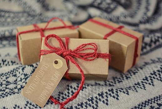 На Коминтерна стартовала благотворительная акция по сбору новогодних подарков для одиноких пожилых людей