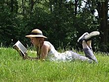 Почитаем? Какие книги взять с собой на летний отдых детям и взрослым