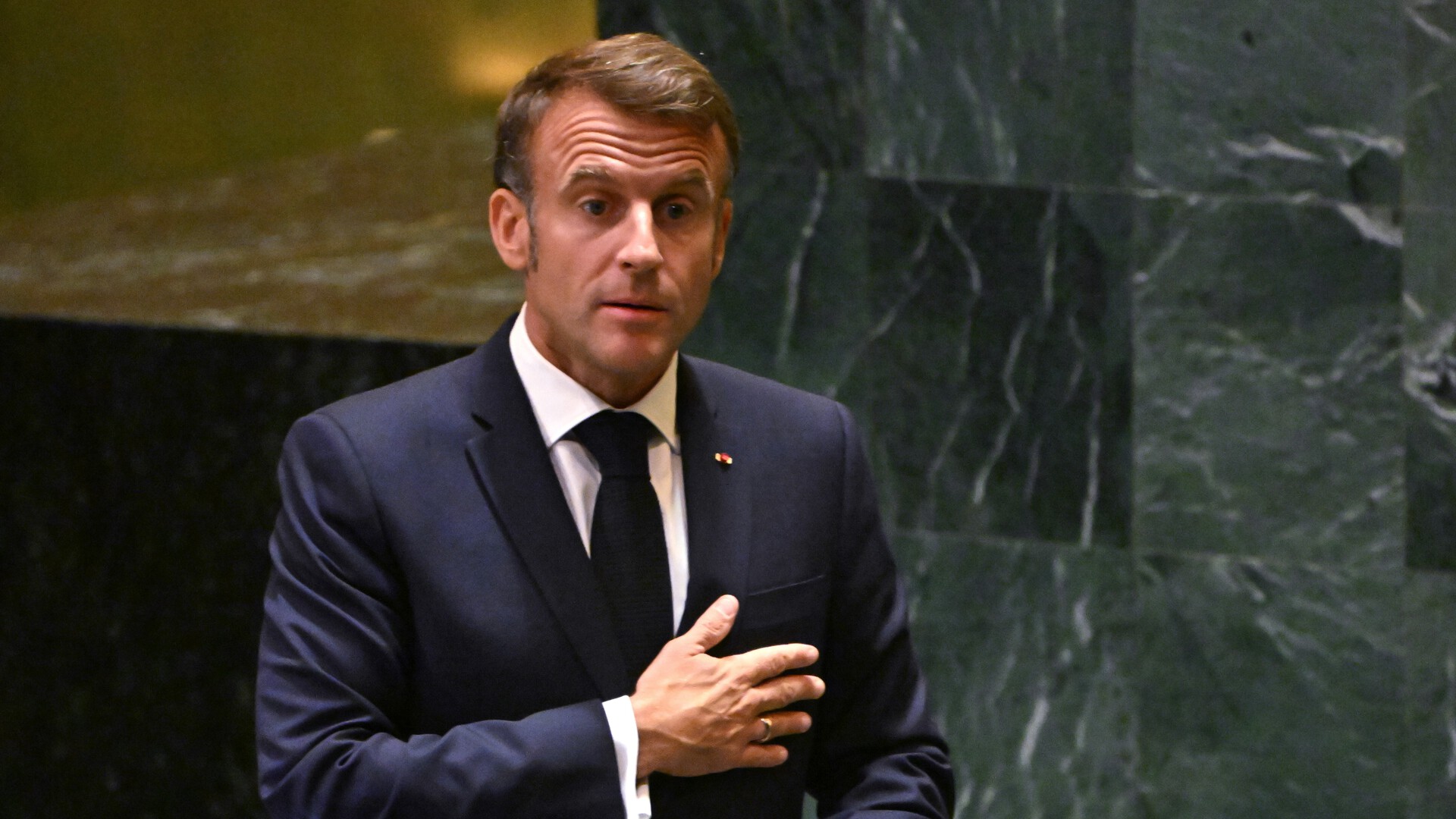 Fizionomist trdi, da je Macron utrujen od prošenj Zelenskega