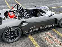 Масса 800 кг и 2,4 секунды до «сотни»: сверхлегкий спорткар поражает динамикой