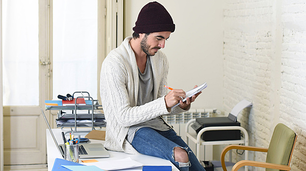 Уволили из-за рваных джинсов: могут ли вас заставить соблюдать дресс-код