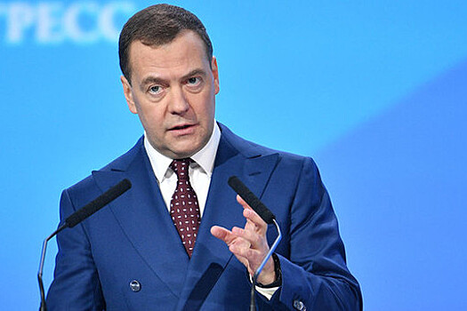 Медведев рассказал, как выступал на дискотеках