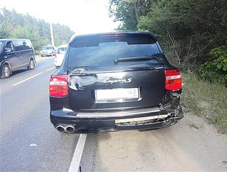 В Тольятти столкнулись две Lada и Porshe Cayenne