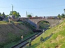 В Крыму Porsche Cayenne упал с моста на ж/д путь