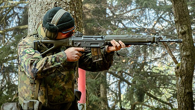 Друзья проверили прочность шлема на себе