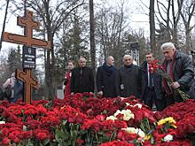 Лужков и Примаков встретились на Новодевичьем