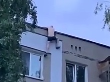 Нетрезвый мужчина залез на крышу дома и свалился с нее в Автозаводском районе