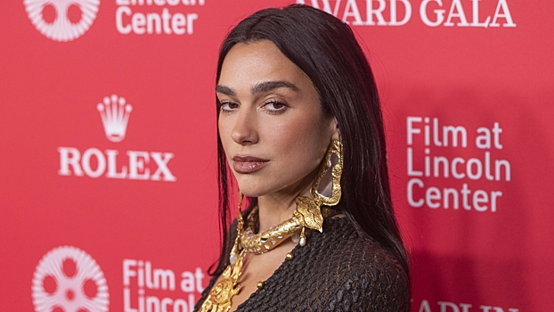 Дуа Липа в платье «невесты» с разрезом до бедра снялась в Париже