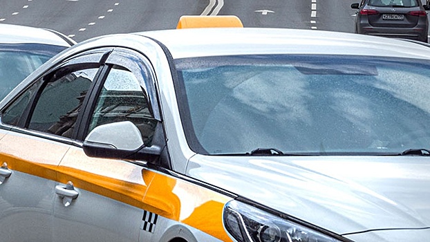 В Санкт-Петербурге девушка на ходу выпрыгнула из такси, испугавшись неадекватного водителя