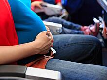 Начавшая рожать в самолете женщина спровоцировала конфликт на борту