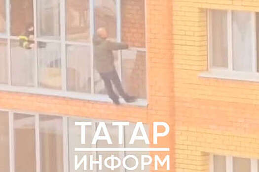 В Казани мужчину, танцевавшего на карнизе пятого этажа, сняли спасатели