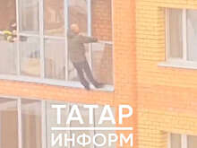 В Казани мужчину, танцевавшего на карнизе пятого этажа, сняли спасатели
