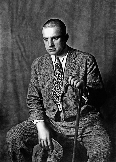 Поэт Владимир Маяковский