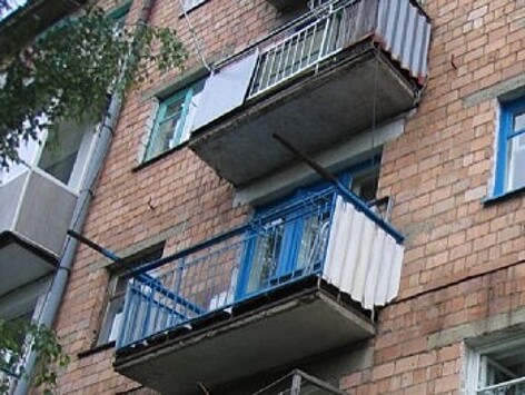 В Череповце полицейские спасли мужчину, прыгнувшего с балкона жилого дома