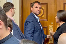 Попытка депутата вырваться из зала Рады из-за воздушной тревоги попала на видео