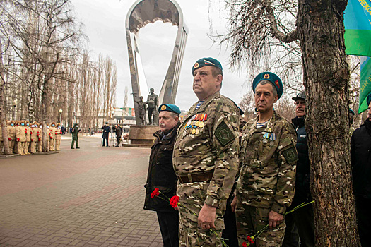 Военнослужащие Воронежского гарнизона ЗВО возложили цветы к памятнику «Воронеж-родина ВДВ» в парке Победы