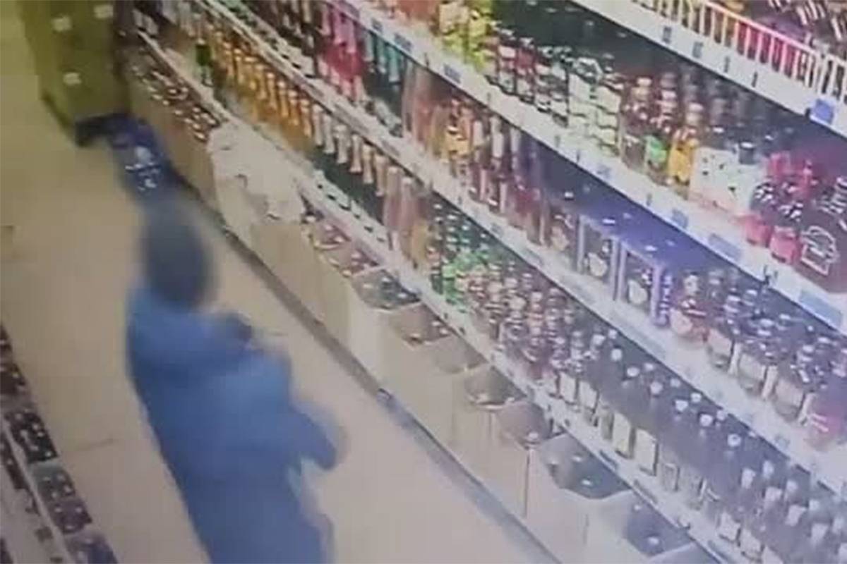 Стреляющий из автомата наперевес в супермаркете Донецка попал на видео