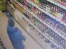 Стреляющий из автомата наперевес в супермаркете Донецка попал на видео