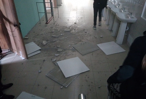 Мэр Фадина распорядилась вскрыть отремонтированный потолок в гимназии № 88 и провести дополнительную ...