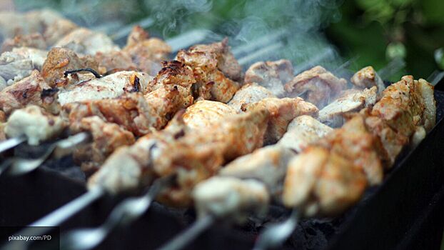 Дерево убило мужчину во время заготовки дров для шашлыка