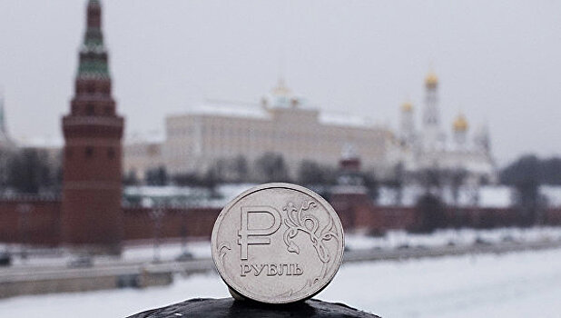 Рубль подешевел к доллару и евро