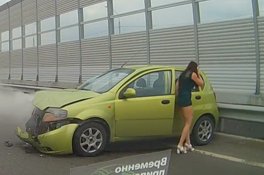 Симпатичная девушка устроила зрелищное ДТП на Ярославском шоссе