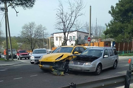 В Новороссийске Volkswagen снес бампер Porsche Macan