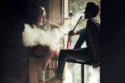 «Парни сидели в какой-то эйфории» Россияне попадают в сети мошенниц и разоряются в ресторанах. Как устроены эти схемы?