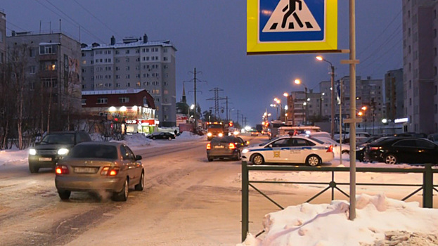 В Ноябрьске инспекторы ДПС снова ищут очевидцев аварии, в которой серьезно пострадала молодая девушка