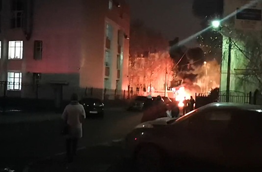 Сгорел, как спичка: на парковке в центре Ярославля вспыхнул автомобиль