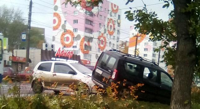 В Кирове водитель иномарки врезался в «Ладу Ларгус»