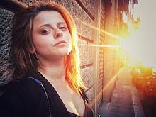 «Не особо грамотный образ»: модного эксперта не впечатлил наряд звезды сериала «Ольга» Ксении Сурковой