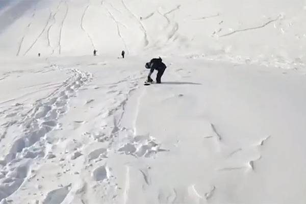 Лавина накрыла сноубордистов на горнолыжном курорте России и попала на видео