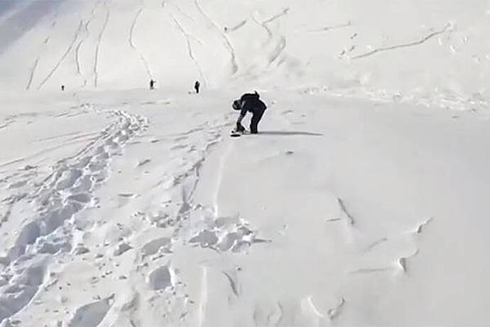 Лавина накрыла сноубордистов на горнолыжном курорте России и попала на видео