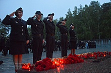 Свердловские полицейские и курсанты зажгли свечи на акции «Завтра была война»