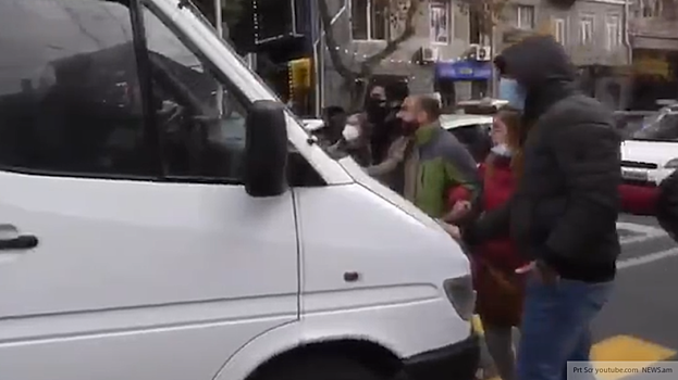 Машина снесла толпу протестующих в столице Армении