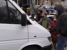 Машина снесла толпу протестующих в столице Армении