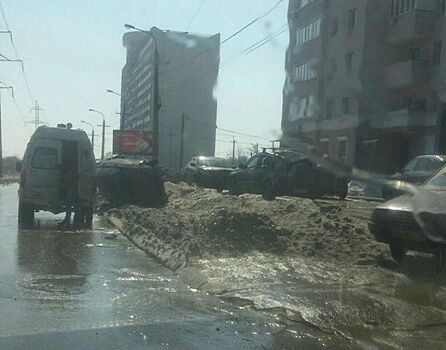 На Советской Армии Priora «легла» на бок после столкновения с иномарками