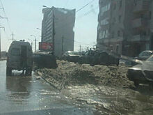 На Советской Армии Priora «легла» на бок после столкновения с иномарками