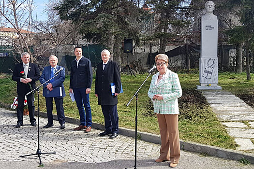 В Болгарии состоялось возложение цветов у памятника Гагарину