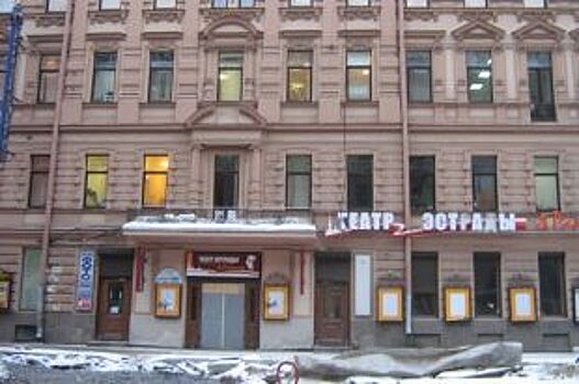 В Петербурге кусок штукатурки с фасада Театра Эстрады рухнул на тротуар